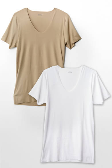 <strong>SEEK｜シーク</strong><br><br>  クールビズ用に開発された「BIZ POLO INNER（ビズ ポロ インナー）」は、強撚糸により真夏でも快適に過ごせるドライタッチ、抗菌、消臭効果を付加。シャツの下に着ても透けにくく、ポロシャツからはみ出ない短めの袖など、お洒落とクールビズを両立する心強い味方。 <br><br> トップスインナー3024円（シーク｜阪急メンズ東京 地下１階／阪急メンズ大阪 地下1階）