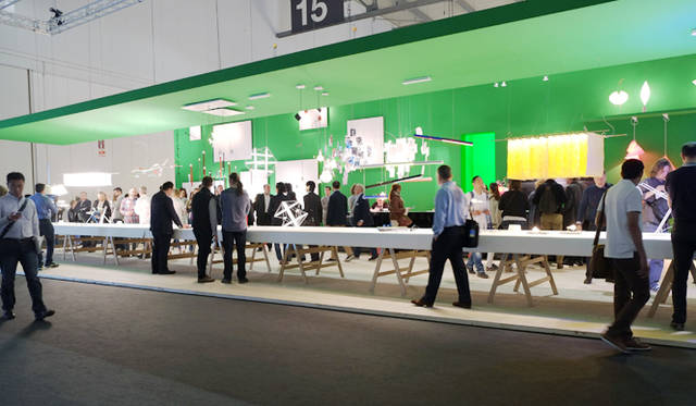 世界中からバイヤーやジャーナリストが集まり賑わうブース