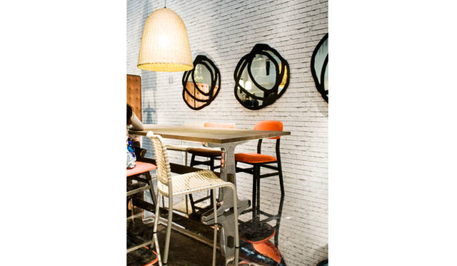 ダイニングテーブル「BRICK133（ブリック133）」、ダイニングチェア「BRICK223」、ダニングベンチ「BRICK215」、ダイニングチェア「ALLU23I（アリュー23アイ）」、ペンダントランプ「BELL95（ベル95）」、ミラー「SWEET98（スウィート98）」