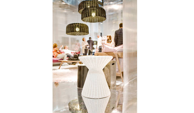 スツール「BOLLA12（ボラ12）」、ペンダントランプ「SWEET95（スウィート95）」