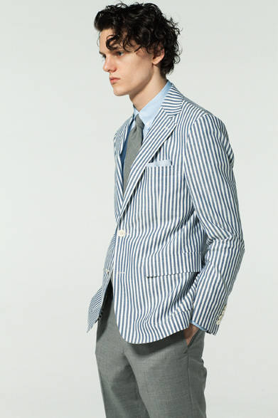 <strong>NEWYORKER BY KEITA MARUYAMA｜ニューヨーカーバイケイタマルヤマ</strong><br><br>  ジャケットは清涼感あるコットン５０×リネン５０％の混紡率。スラックスには、REDA社のアイスセンス機能を採用し、体感温度を９度前後下げる効果も発揮。グレースラックスの色味とタイの色を合わせれば、きれいな統一感も演出可能。 <br><br> ジャケット4万6440円、シャツ2万1600円、パンツ2万1600円、ネクタイ1万260円、ベルト1万4040円（ニューヨーカーバイケイタマルヤマ｜阪急メンズ東京 5階／阪急メンズ大阪 4階）