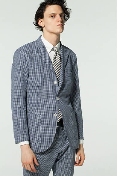 <strong>MACKINTOSH PHILOSOPHY｜マッキントッシュ フィロソフィー</strong><br><br>シアサッカー素材のセットアップは、シワを気にすることなく、軽やかな着心地が楽しめる。また、マイクロチェックは柄がわずらわしくないため、レジメンタル柄タイを合わせるのも洒脱。素材はクールマックスで快適性も秀逸。  <br><br>ジャケット3万2400円、シャツ1万4040円、パンツ1万7280円、ネクタイ1万5120円、ベルト1万5120円（マッキントッシュ フィロソフィー｜阪急メンズ東京 5階／阪急メンズ大阪 地下1階）