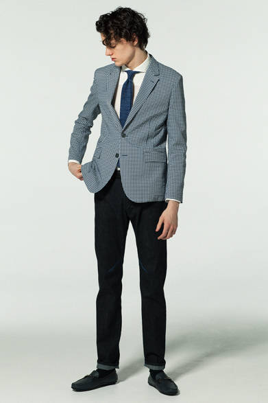 <strong>LANVIN en Bleu｜ランバン オン ブルー</strong><br><br>  シアサッカーとデニムを合わせたコーディネートは、ビジネスに必要な清潔感とともに抜け感のある装いに。タイドアップするなら、デニムの色味を拾ったタイを合わせることがポイント。カジュアルすぎず、正統派に見せることができる。 <br><br> ジャケット3万9960円 ［阪急メンズ限定］、シャツ2万2680円、パンツ2万4840円、ネクタイ1万2960円、シューズ3万5640円（ランバン オン ブルー／阪急メンズ東京 6階）