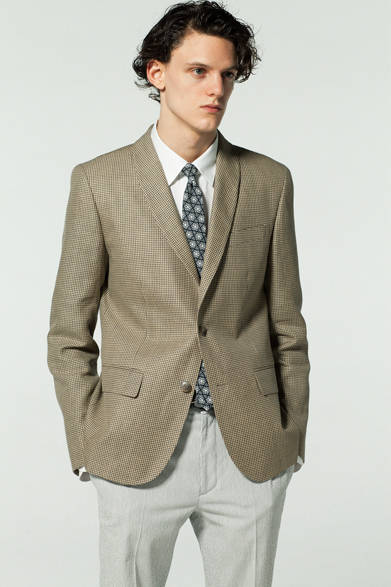 <strong>agnes b. HOMME｜アニエスベー オム</strong><br><br>  トーンを合わせることで、クラシカルな印象のブラウンカラーも軽やかな着こなしに。また、アニエス ベーらしい遊びの効いたショールカラーが、エスプリ漂う上品なアクセントに。羽織るだけで、さわやかかつお洒落な印象を演出するだろう。 <br><br> ジャケット6万8040円、シャツ1万2960円、パンツ2万9160円、タイ8640円、ベルト1万260円（アニエスベー オム／阪急メンズ東京 6階）