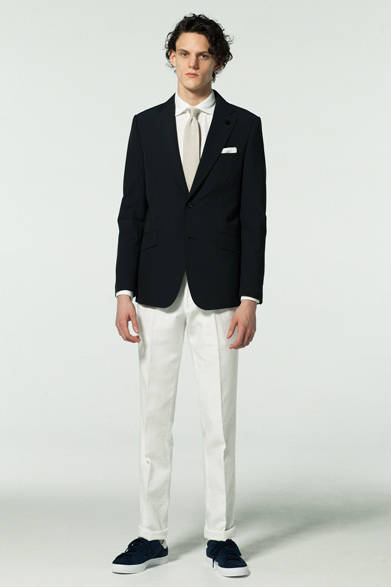 <strong>RECENCY OF MINE ABAHOUSE｜リーセンシー オブ マイン アバハウス</strong><br><br>  王道のさわやかさを取り入れるなら「青×白」のコーディネートがおすすめ。清潔感に加えて、上品でラグジュアリーな印象をも醸し出してくれる。シャドーストライプのジャケットなら、モダンな雰囲気をさり気なく取り入れることが可能だ。 <br><br> ジャケット5万1840円、シャツ1万8360円、パンツ2万520円、タイ9720円、チーフ4104円、シューズ1万2960円（リーセンシー オブ マイン アバハウス｜阪急メンズ東京 7階／阪急メンズ大阪 地下1階）