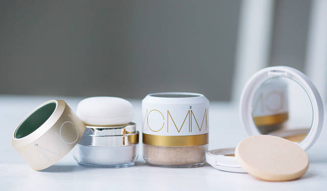 「ベースメイクはMiMCの新しいコンパクトがお気に入り。SPF50+　PA++++とUV効果も高いし、薄付きで健康的なツヤがでるの」MiMCの人気アイテム、サンスクリーンパウダーシリーズ。右のコンパクトは、洗顔だけでオフできるナチュラル成分100%なのに、高いサンカット効果を実現。ポンポンタイプは発売以来人気のヒットアイテムだ。 <br>左から、ナチュラルホワイトニングパウダーミネラルサンスクリーン 6804円、ナチュラルエイジングケアミネラルパウダーサンスクリーン 6480円、ナチュラルエイジングケアコンパクトミネラルファンデーションサンスクリーン 7020円（MiMC Tel.03-6421-4211）