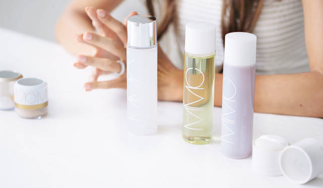 「『ハピネス』は日中の肌ストレスをリセットして肌バランスを“整え”、美容成分を“充填する”夜ケア用のローションで、フラゴニアという植物成分がキーポイント。まだ発見されて10年と間もない珍しい植物で、気分を穏やかに落ち着かせる香りの効果もあるみたいです」 <br>左から、ビューティービオファイター ハピネス ◎◎◎◎円、ビューティビオファイター ピュアフルーティー ◎◎◎◎円、ビューティビオファイター プリンセスケア ◎◎◎◎円（MiMC／◎◎◎◎◎）