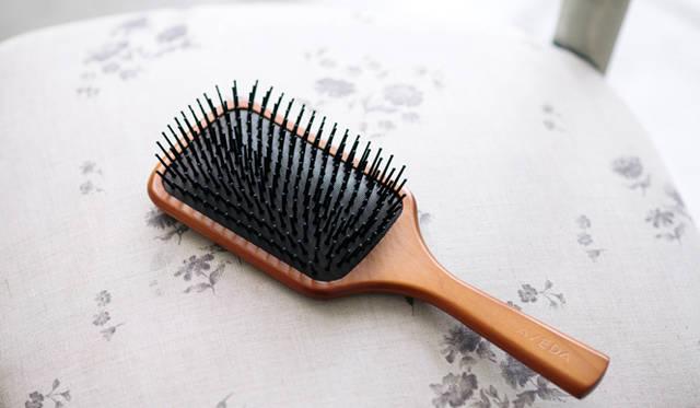 ヘアケアについて、最近ユニークな方法を考えついたというジェシカさん。たっぷりのココナッツオイルをつけたまま三つ編みにしてマラソン大会に出場。大会後に髪をほどいたら、ツヤツヤになったそう。写真は愛用しているAVEDAのヘアブラシ。