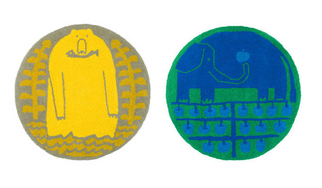 <strong>EXHIBITION｜鈴木マサルのテキスタイル　傘とラグとタオルと</strong><br/>「Masaru Suzuki × NEXT HOME COLLABORATION DESIGN RUG」　左／salmon［90cm］3万240円、右／ringonoki［90cm］3万240円