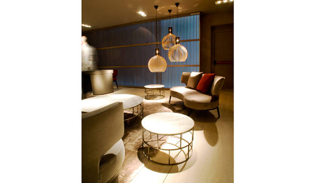 Flexform MOOD<br> ベンチ「DROP」by Roberto Lazzeroni（2014）<br> ローテーブル「RIVIERA（リヴィエラ）」by Roberto Lazzeroni（2013）<br><br><strong>フレックスフォルム東京</strong> <br> 東京都港区南青山6-11-1<br> Tel. 03-6418-5590<br> 営業時間│11:00～19:00<br> 定休日│水曜日<br> http://flexform.jp/<br>