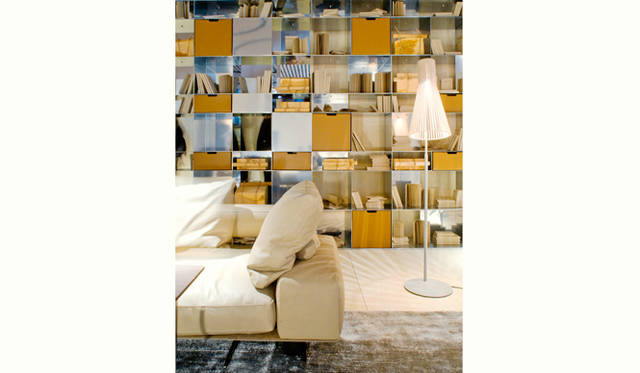 ソファ「WING」by Antonio Citterio （2014）<br> 本棚「INFINITY」by Antonio Citterio （2004）<br>