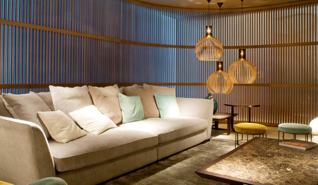 Flexform MOOD<br> ソファ「GINEVRA（ジネブラ）」by Roberto Lazzeroni（2014）<br><br><strong>フレックスフォルム東京</strong><br>  東京都港区南青山6-11-1<br> Tel. 03-6418-5590<br> 営業時間│11:00～19:00<br> 定休日│水曜日<br> http://flexform.jp/<br>