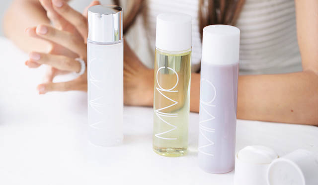 「『ビューティービオファイター ハピネス』は日中の肌ストレスをリセットして肌バランスを“整え”、美容成分を“充填する”夜用化粧水で、フラゴニアという植物成分がキーポイント。まだ発見されて10年と珍しい植物で、気分を穏やかに落ち着かせる香りの効果もあるみたいです」 <br>左から、ビューティービオファイター ハピネス 7020円、ビューティビオファイター ピュアフルーティー 3996円、ビューティビオファイター プリンセスケア 5400円（MiMC Tel.03-6421-4211）