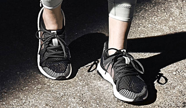 <strong>adidas｜アディダス</strong><br />ウィメンズランニングシューズ「ultra boost by Stella McCartney（ウルトラ ブースト バイ ステラ・マッカートニー）」