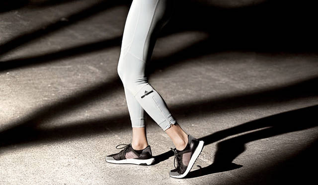 <strong>adidas｜アディダス</strong><br />ウィメンズランニングシューズ「ultra boost by Stella McCartney（ウルトラ ブースト バイ ステラ・マッカートニー）」