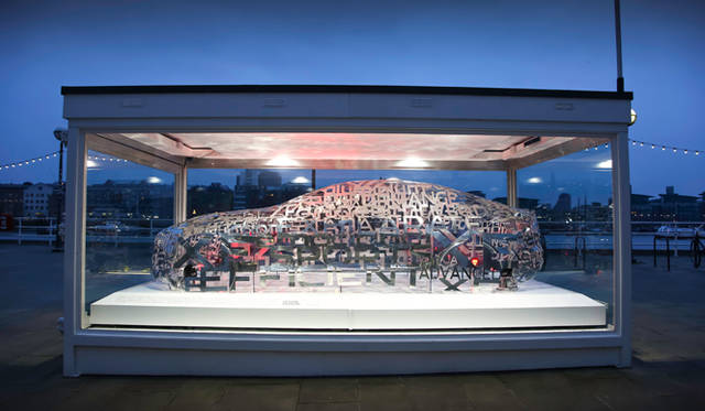 「ワードクラウド」と呼ばれるインスタレーションは、トム・ディクスンとジャガーによるもので、アルミニウムによって７カ国語95の言葉を作り、ジャガーXEを形づくっている