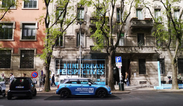 欧州都市の常で入り口を入ると大きな中庭がありMINIの展示も大きい