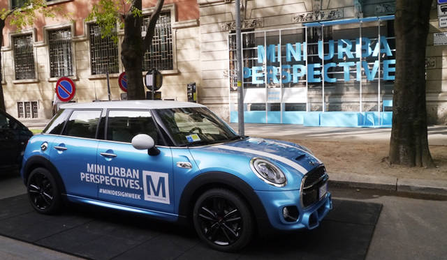 鮮やかなブルーが目を惹くMINIが展示会場の目印
