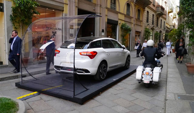 スピガに飾られたシトロエンDS5ハイブリッド（実際にミラノでは走っていた）