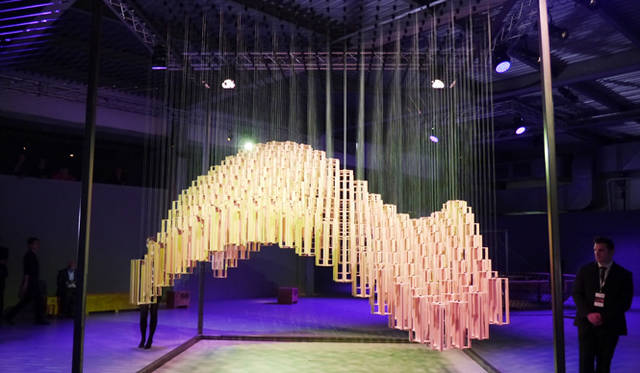 「ヘリオカーブ」という現代自動車のインスタレーションは波の動きを模したものという