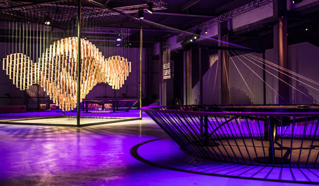 「ヘリオカーブ」という現代自動車のインスタレーションは波の動きを模したものという