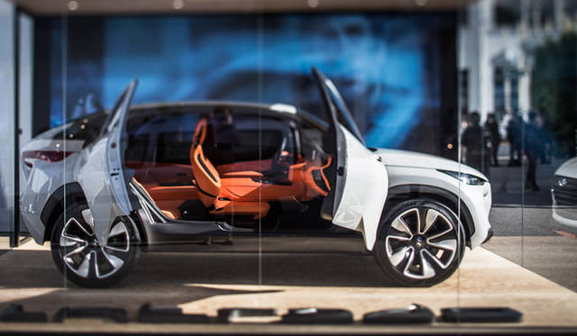 コンセプトモデルでデザインポリシーを感じさせてから会場で「ヘリオカーブ」を観る仕掛け