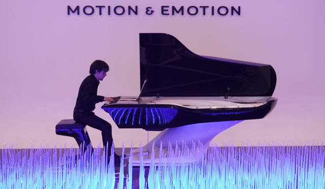 手前のプレキシグラスの“草”が音に合わせて揺れるプジョーデザインラブのインスタレーション