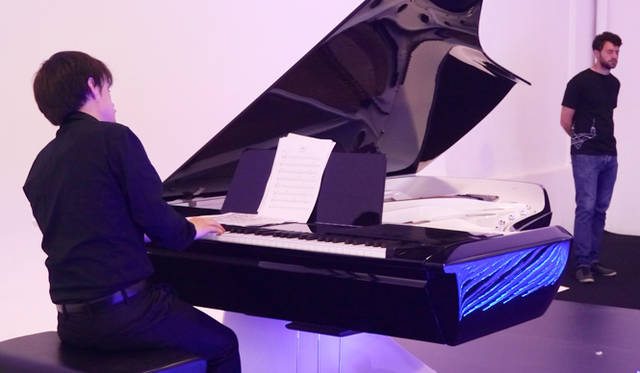 鍵盤と弦が水平に配置されると、奏者の手の動きが見えるばかりか、奏者も音がよく聞こえるとか