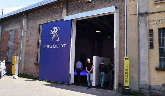 倉庫がインスタレーションの会場となる