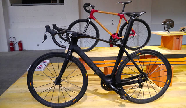 仏ルックのためにパトリック・ジュフレがデザインしたカーボンフレームの「アジャンス360」（手前）とバンブーバイクで知られるインボの「ルロンリ」はフランスデザインの展示