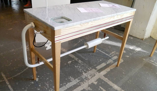 という昔ミラノで親しまれた路面電車のパーツをピエロ・フォルツァ・ジョバーネが家具にしたもの（これも乗りもの？）