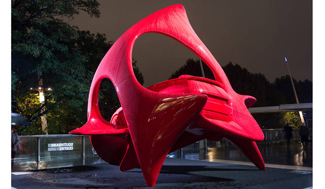 22フィート（6.7ｍ）のもの高さがある「アンストッパブル・スピリット」はイタリア人アーティスト、ニーノ・ムスティカと、ランドローバーデザインのディレクター、ジェリー・マクガーバンの共同作品