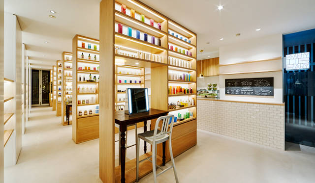 厳選されたコスメがずらりとならぶさまはまさに図書館のよう。