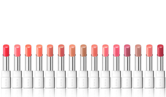 つけた瞬間、とろけるようにのびてグロッシーなツヤとうるおいが溢れ出す。RMK イレジスティブル グローリップス　各3240円　全15色