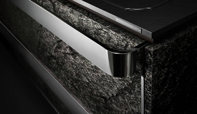 <strong>TOYO KITCHEN STYLE｜トーヨーキッチンスタイル</strong><br />新作キッチン扉「ストーン」シリーズ。天然石を使用した「ストーン・ナチュラル」