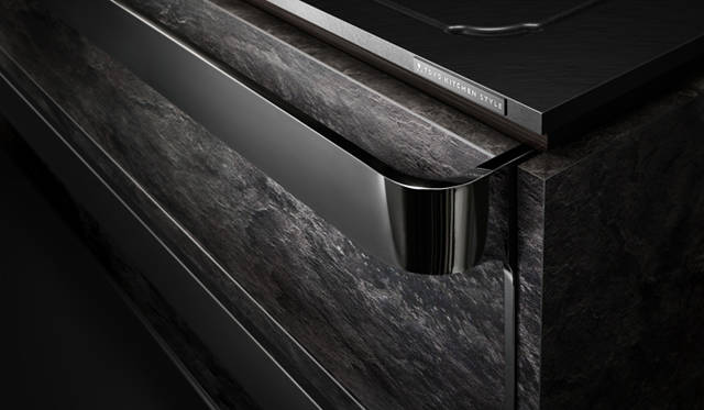 <strong>TOYO KITCHEN STYLE｜トーヨーキッチンスタイル</strong><br />新作キッチン扉「ストーン」シリーズ。最先端のデジタルプリント技術を使用した「ストーン・グレイ」