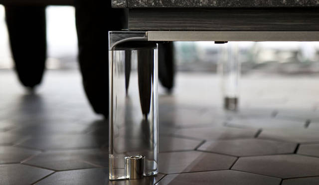 <strong>TOYO KITCHEN STYLE｜トーヨーキッチンスタイル</strong><br />透明な脚でキッチンを支える「クリスタルエアフロー」