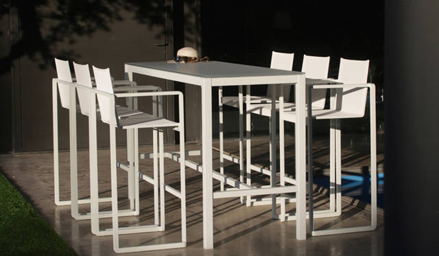 <strong>LIVING MOTIF｜リビング・モティーフ</strong><br />「OUTDOOR COOKING（アウトドアクッキング）」<br/>ベルギーの高級アウトドアブランド「Royal Botania」のスタイリッシュなバーテーブルセット。※店頭展示品・価格はチーク天板タイプ「Bar Table」［W200×D70×H110cm］37万8000円、「Bar Stool」［W57×D48×SH79/H124cm］各10万8000円