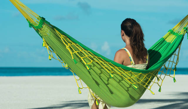 <strong>LIVING MOTIF｜リビング・モティーフ</strong><br />「OUTDOOR COOKING（アウトドアクッキング）」<br/>ドイツのハンモック専門メーカー「LA SIESTA（ラ シエスタ）」のハンモックにマクラメレース付きのタイプが登場。別売のスタンドを使えば場所を選ばず設置が可能で、テラスや室内でも気軽にハンモックを楽しめる。ダブルハンモック3万3480円