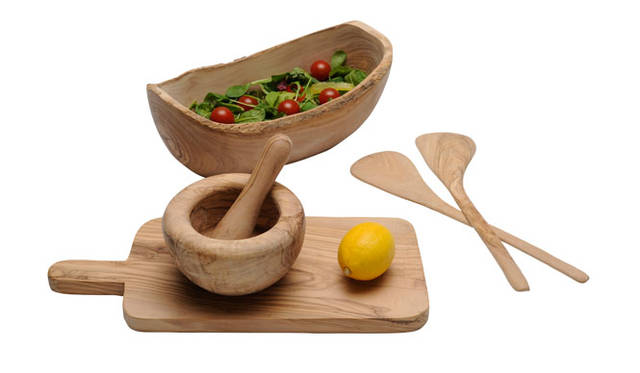 <strong>LIVING MOTIF｜リビング・モティーフ</strong><br />「OUTDOOR COOKING（アウトドアクッキング）」<br/>チュニジアの職人による「CINQ ETOILES」のオリーブウッドのテーブルウェア。自然の曲線を生かした風合いが魅力。「Olive Wood Tableware」4320円～1万7280円