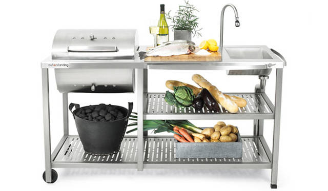 <strong>LIVING MOTIF｜リビング・モティーフ</strong><br />「OUTDOOR COOKING（アウトドアクッキング）」<br/>先進的で高い技術をもつデンマークの金属加工会社が手がけるアウトドアキッチン。チャコールグリル、シンク、作業スペースが一体になった夢のような一台で、機能的でスタイリッシュなアウトドアキッチンは、テラスや庭先でのスマートなBBQを約束する。「Outstanding Outdoor Kitchen with Grill」［W154×D69×H83/113cm］59万4000円