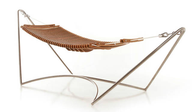 <strong>LIVING MOTIF｜リビング・モティーフ</strong><br />「OUTDOOR COOKING（アウトドアクッキング）」<br/>彫刻的なシルエットがエレガントな「Seóra」のラウンジャーは、マホガニーを使用。「Lounger」71万2800円