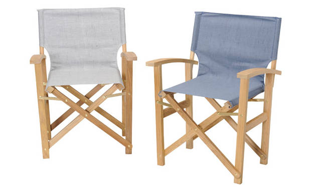 <strong>LIVING MOTIF｜リビング・モティーフ</strong><br />「OUTDOOR COOKING（アウトドアクッキング）」<br/>リビング・モティーフオリジナル定番の折りたたみ可能なチーク製ディレクターズチェア。今年の新色クレストデニムとクレストアッシュは、テントやパラソルなどに用いられる耐久性に優れたサンブレラ生地を使用している。「Original Teak Furniture Director’s Chair」［W60×D51×SH47/H86cm］各3万8880円