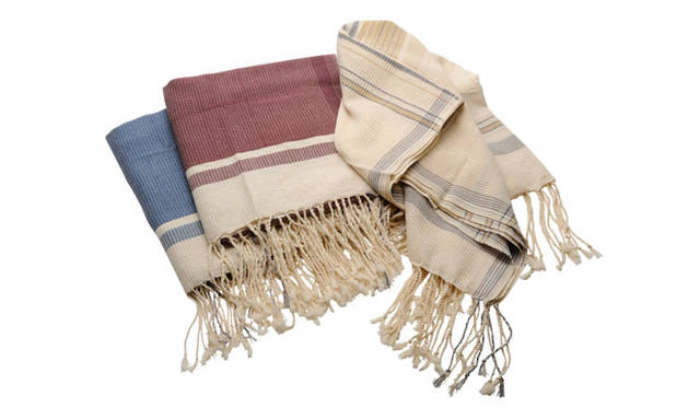 <strong>LIVING MOTIF｜リビング・モティーフ</strong><br />「OUTDOOR COOKING（アウトドアクッキング）」<シbr/>ックな色合いが魅力の「CINQ ETOILES」の大判ハマムタオル。乾くのも早く、アウトドアやレジャーに一枚持っていくと便利。「Hammam Towel」各7020円