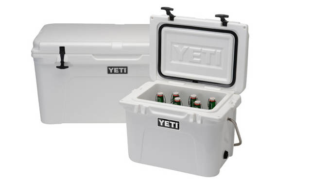 <strong>LIVING MOTIF｜リビング・モティーフ</strong><br />「OUTDOOR COOKING（アウトドアクッキング）」<br/>世界最高水準の頑丈さを誇る、プロからの信頼も厚い「YETI」のプレミアムクーラーボックス。屈強なボディに5cmもの厚さのインスレーションが圧力注入され、一体成形による密閉性と相まって、圧倒的な保冷・保温機能を発揮する。「Cooler Box」3万8880円～6万9120円