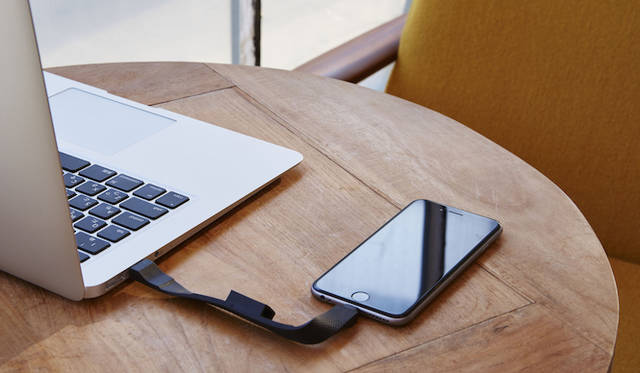 160mmショートタイプのLightningケーブル。鞄の中で複雑にからまりがちなケーブルを携帯性に優れたデザインに。ホコリや汚れがつきにくい、両端子を保護する一体型機構を採用。Apple社認証「Made for iPod/iPhone/iPad」取得。オープンプライス