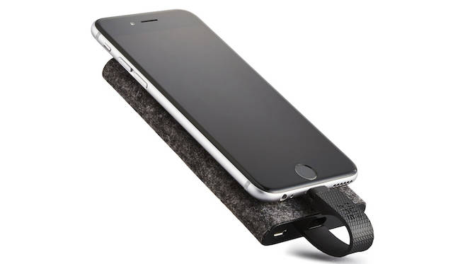 iPhone充電用のLightningケーブルが一体化した、薄型のモバイルバッテリー。iPhone 6なら約2回のフル充電が可能（大容量6,000mAh）。持ち歩き時に周りのものを傷つけないフェルト素材を採用している。オープンプライス