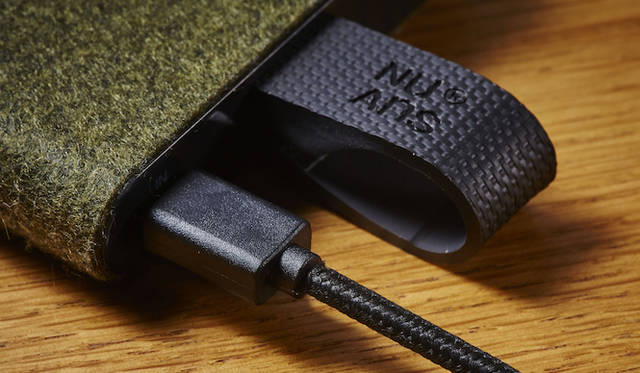 iPhone充電用のLightningケーブルが一体化した、薄型のモバイルバッテリー。iPhone 6なら約2回のフル充電が可能（大容量6,000mAh）。持ち歩き時に周りのものを傷つけないフェルト素材を採用している。オープンプライス