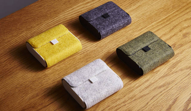 コンパクトに持ち運べるクレードル型バッテリー。オフィスや自宅にいるあいだはクレードルとして使用し、外出の際には、フェルト製のフラップをクルッと巻くだけで、携帯しやすいモバイルバッテリーに早変わりする。Apple社認証「Made for iPod/iPhone」取得。オープンプライス