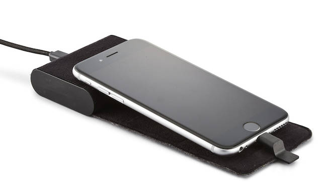 コンパクトに持ち運べるクレードル型バッテリー。オフィスや自宅にいるあいだはクレードルとして使用し、外出の際には、フェルト製のフラップをクルッと巻くだけで、携帯しやすいモバイルバッテリーに早変わりする。Apple社認証「Made for iPod/iPhone」取得。オープンプライス